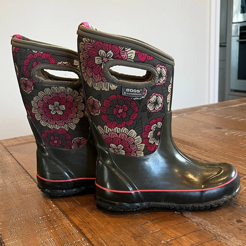 Bogs Kids' Floral Pansies Rain Boots - green and Pink